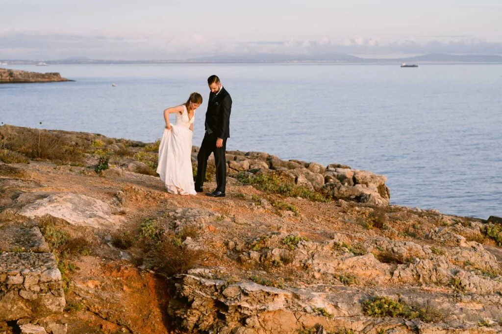 Fotografia de casamento autêntica captando a emoção genuína do casal num momento orgânico.