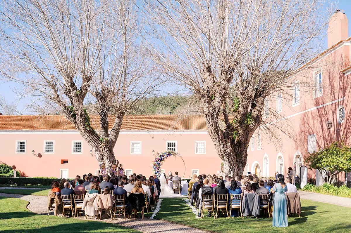 Cerimónia de casamento civil no Penha Longa Resort em Sintra com decoração elegante no jardim exterior.