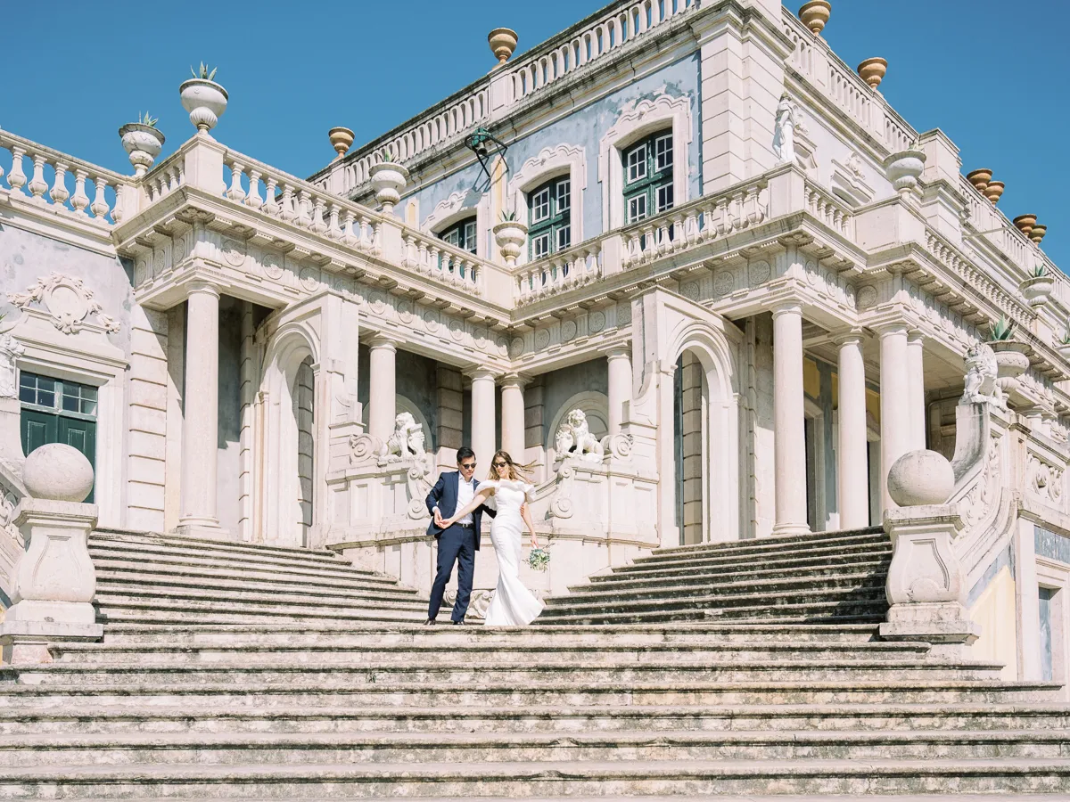 Casal a passear no palácio nacional de quelu em Queluz, Lisboa, Portugal no dia do seu casamento.