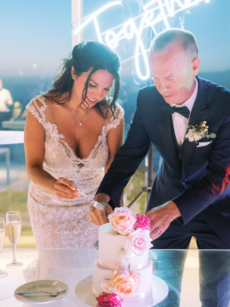 Corte do bolo de casal no espaço para casamentos em Cascais, Lisboa: O Forte - Guincho Secret Spot