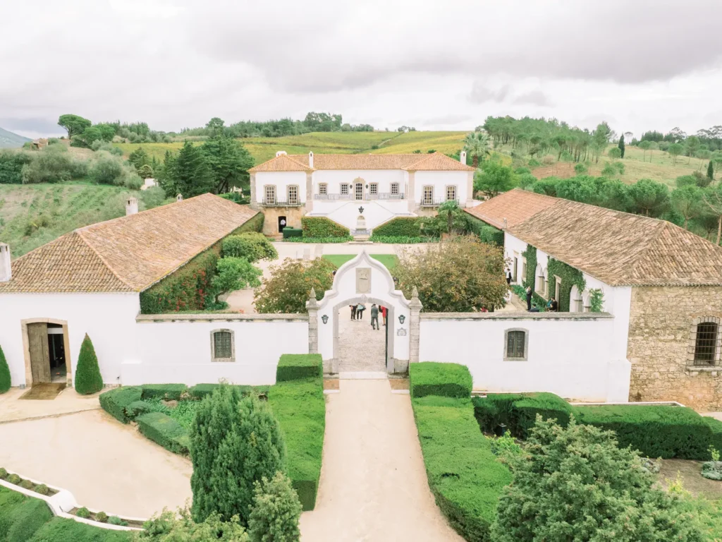 Vista aérea de festa de casamento rústica nos espaços da Quinta do Valle do Riacho em Alenquer.