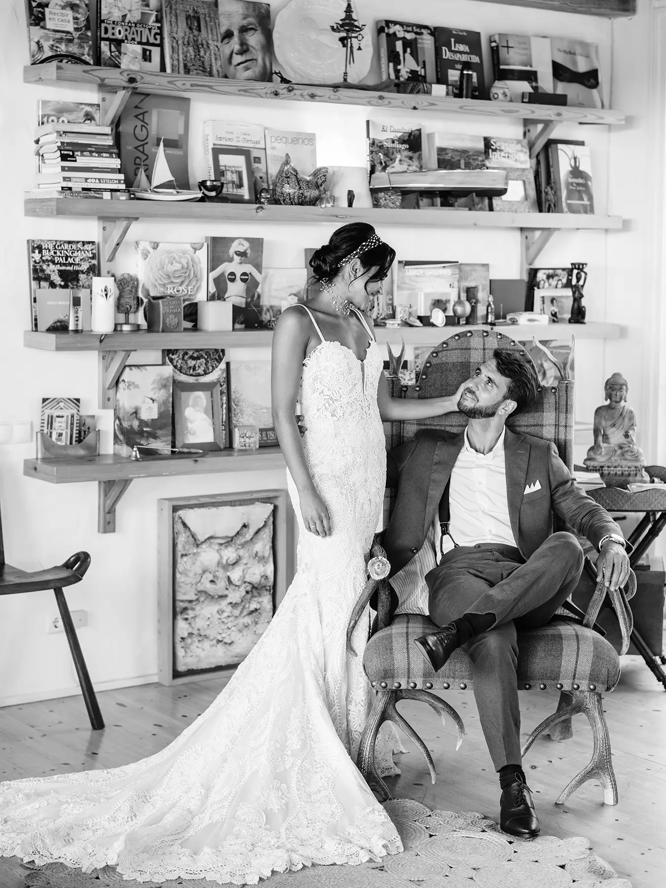casal em biblioteca no seu casamento
