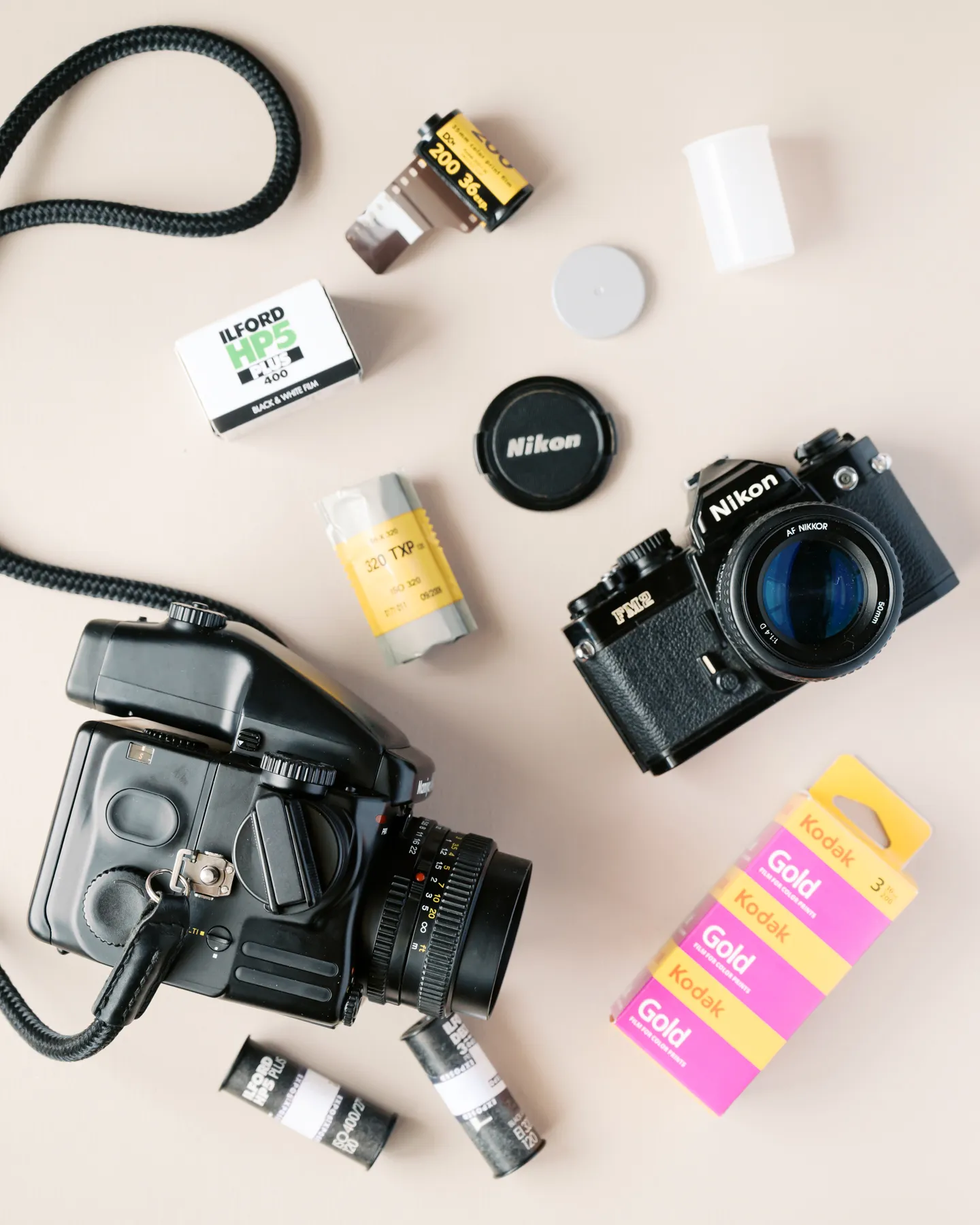 composição com várias películas e máquinas fotográficas analógicas