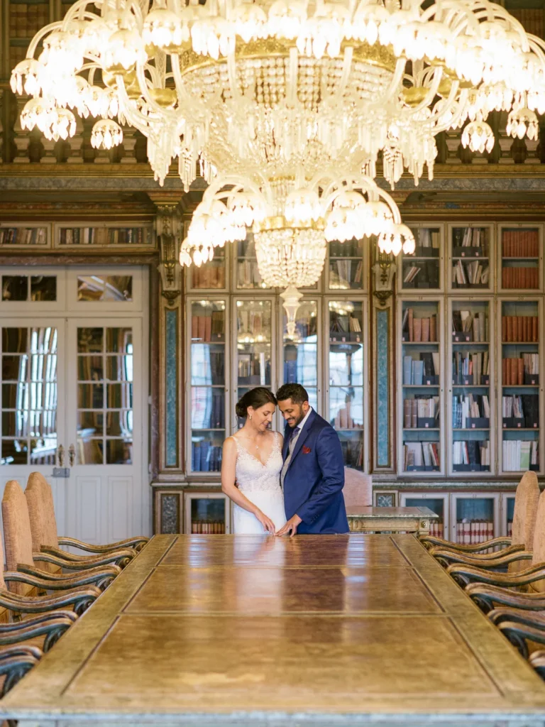 Casal de noivos durante a sua sessão fotográfica documental na histórica biblioteca do Palácio da Rocha do Conde d'Óbidos.