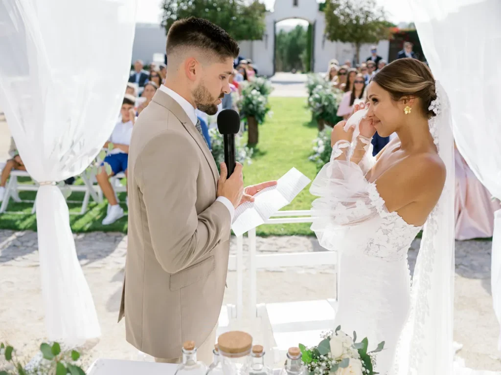 Cerimónia civil de casamento ao ar livre no pátio principal da Quinta Valle do Riacho em Alenquer.