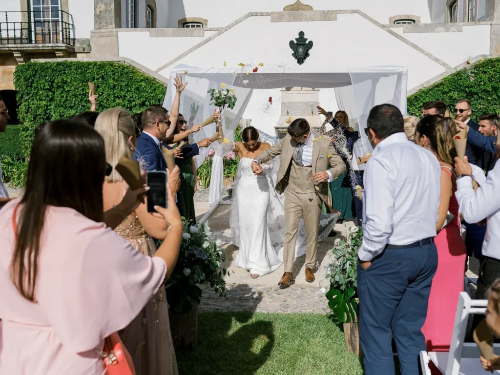Cerimónia civil de casamento ao ar livre no pátio principal da Quinta Valle do Riacho em Alenquer.