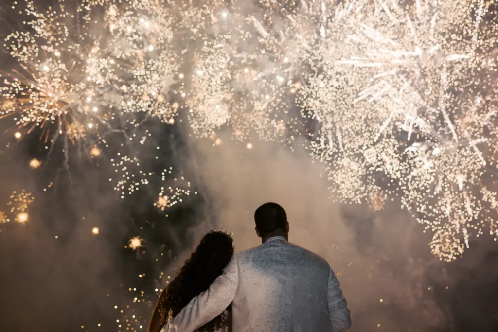 Corte do bolo de casamento com espetáculo de fogo de artifício nos jardins do Palácio do Correio Mor, Loures.