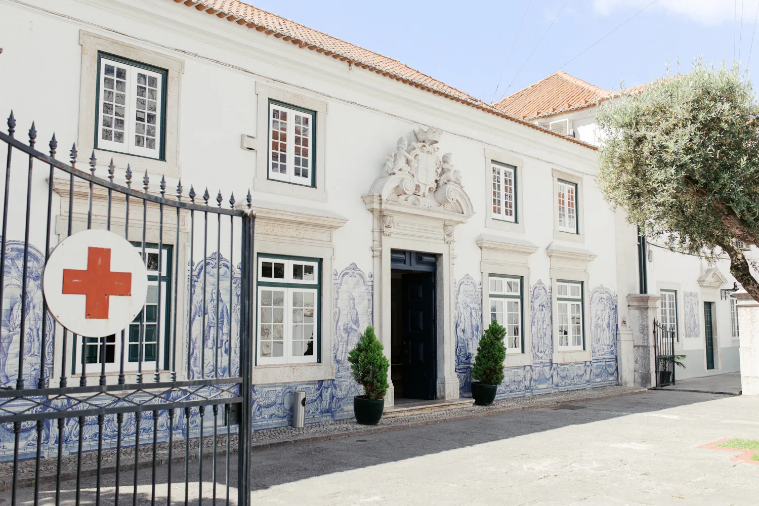Fachada do Palácio da Rocha Conde D'Óbidos, também conhecido como Palácio da Cruz Vermelha . Um local perfeito para um casamento bem dentro da cidade de Lisboa