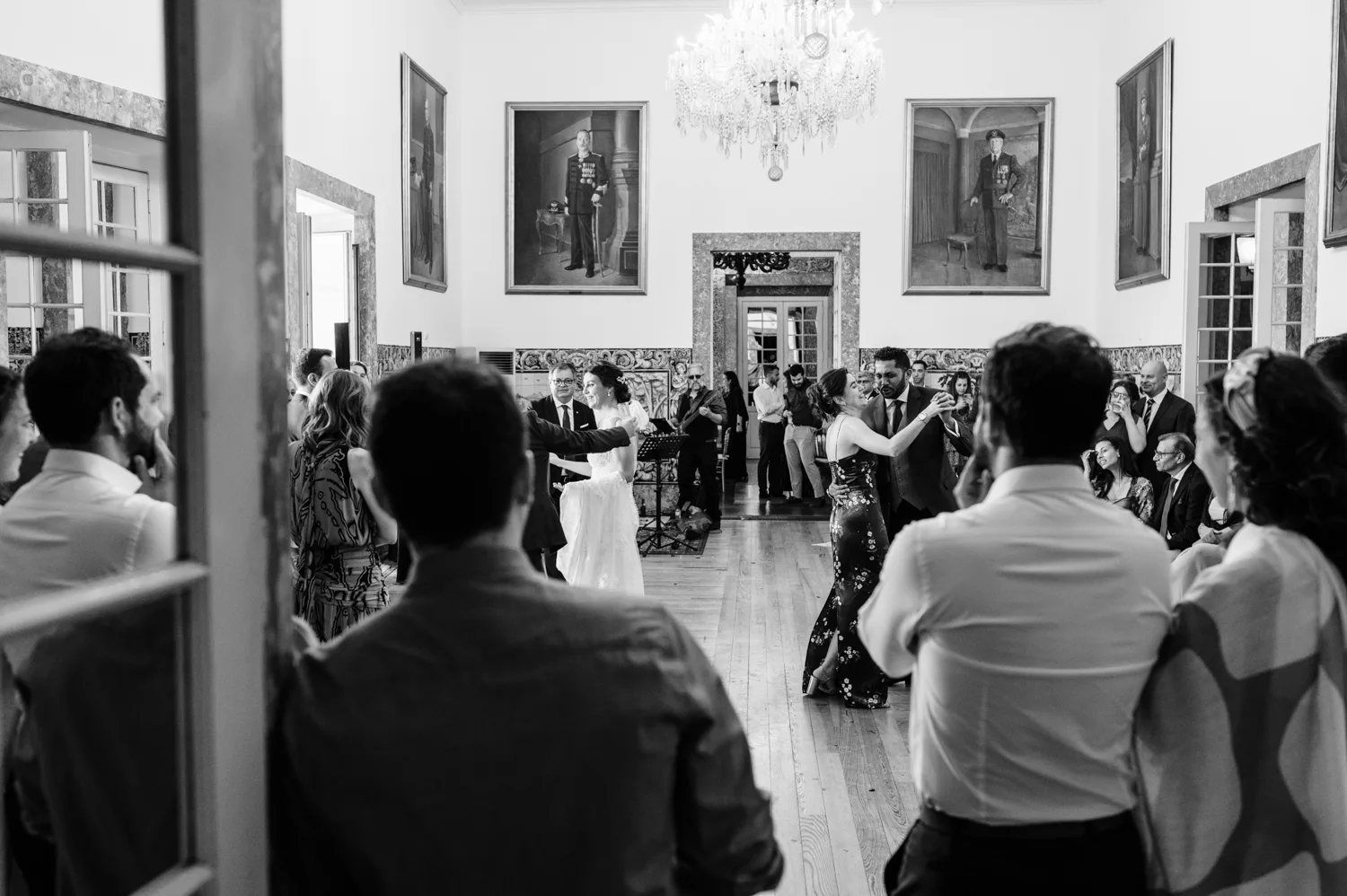 Vista do salão de baile no palácio Rocha conde dÓbidos, também conhecido como palácio da Cruz Vermelha em Lisboa, durante momento de dança de convidados num casamento