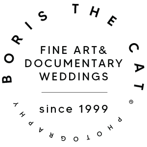 Selo circular oficial da Boris the Cat com a inscrição tipográfica Fine Art & Documentary Weddings since 1999.