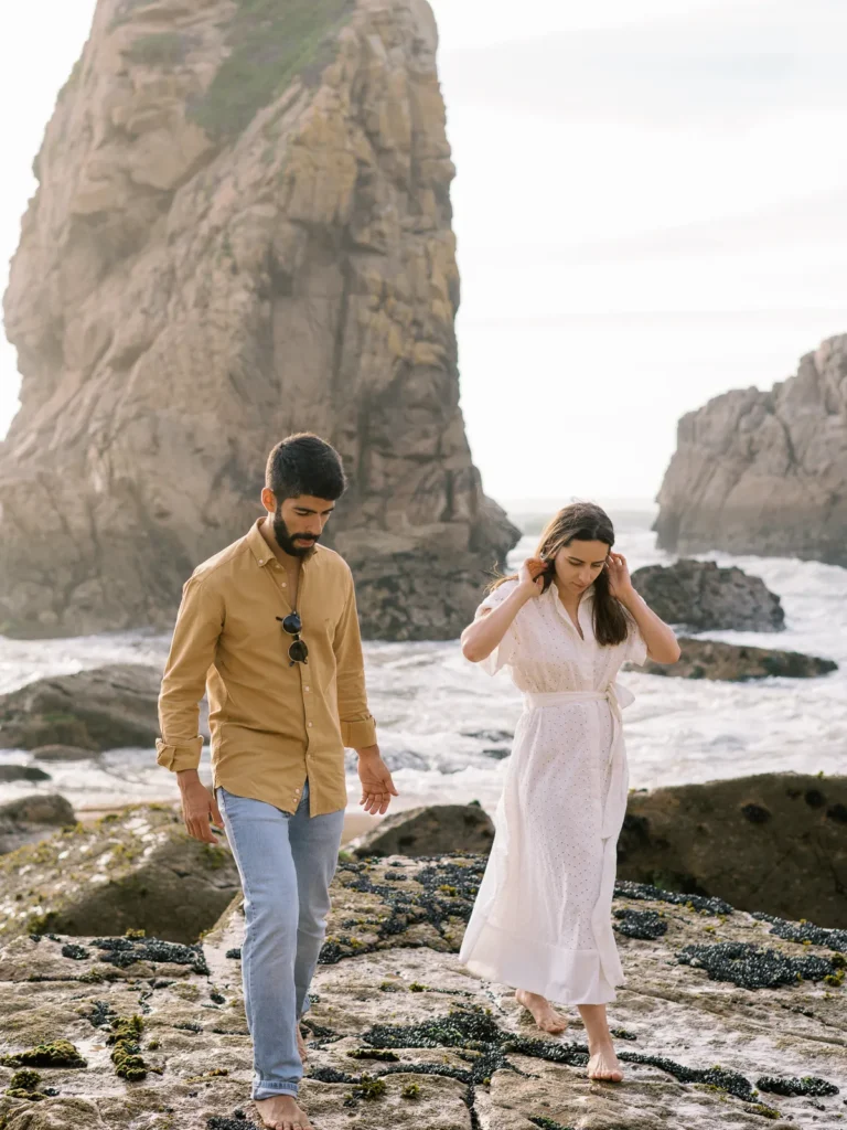 Retrato romântico e descontraído na praia deserta da Ursa, fotógrafo de casamentos em Cascais e Sintra.