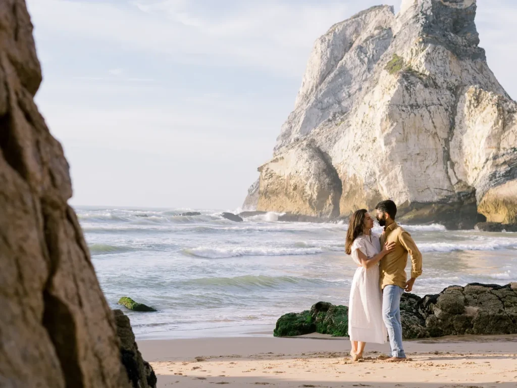 Sessão pre-wedding na Praia da Ursa, Cabo da Roca, com luz mágica e cinematográfica de pôr do sol.