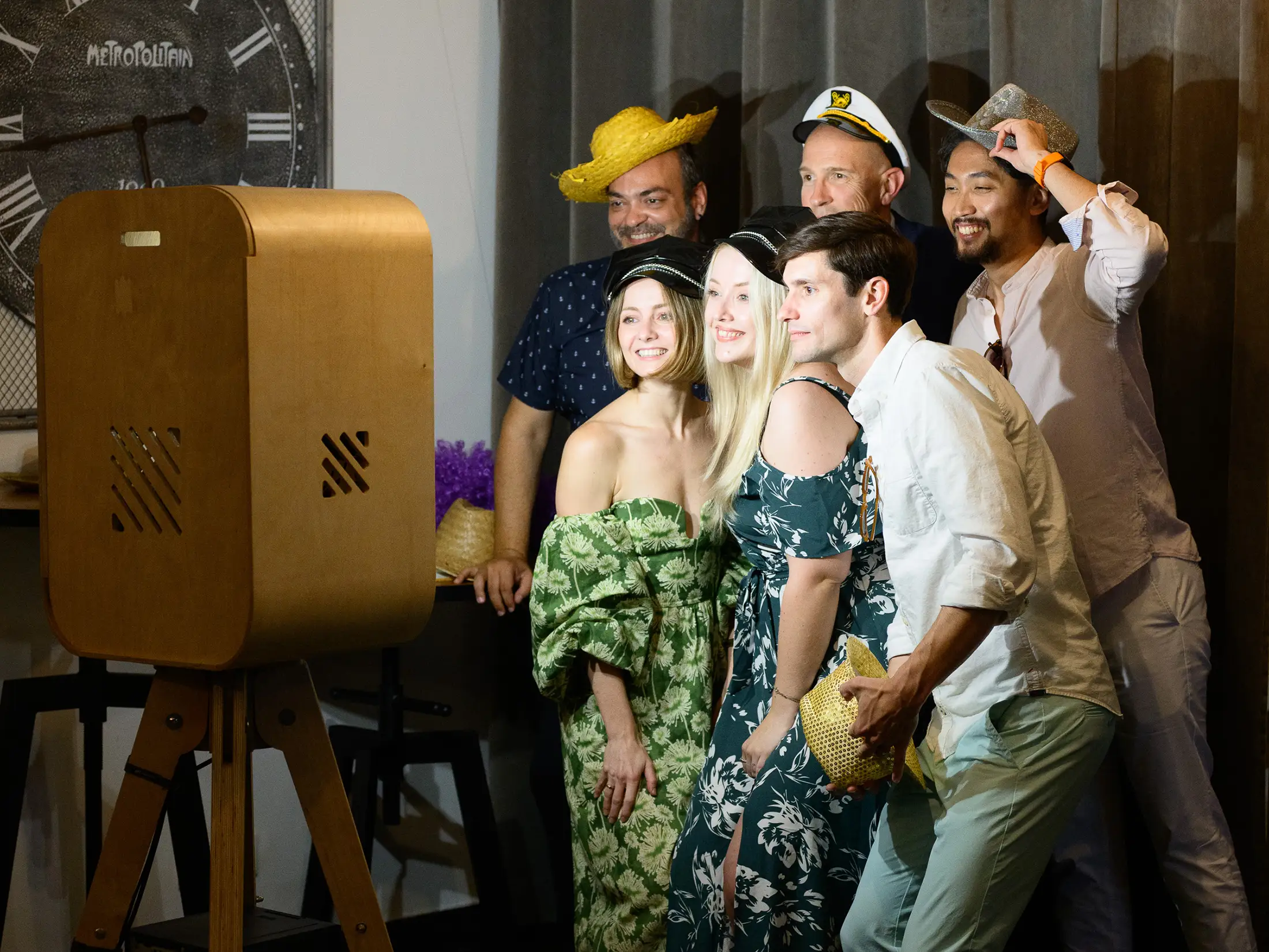 Convidados a brincar com o photobooth da Boris the Cat. Aluguer de máquina fotográfica com impressão instantanea para eventos corporativos e casamentos em Lisboa.