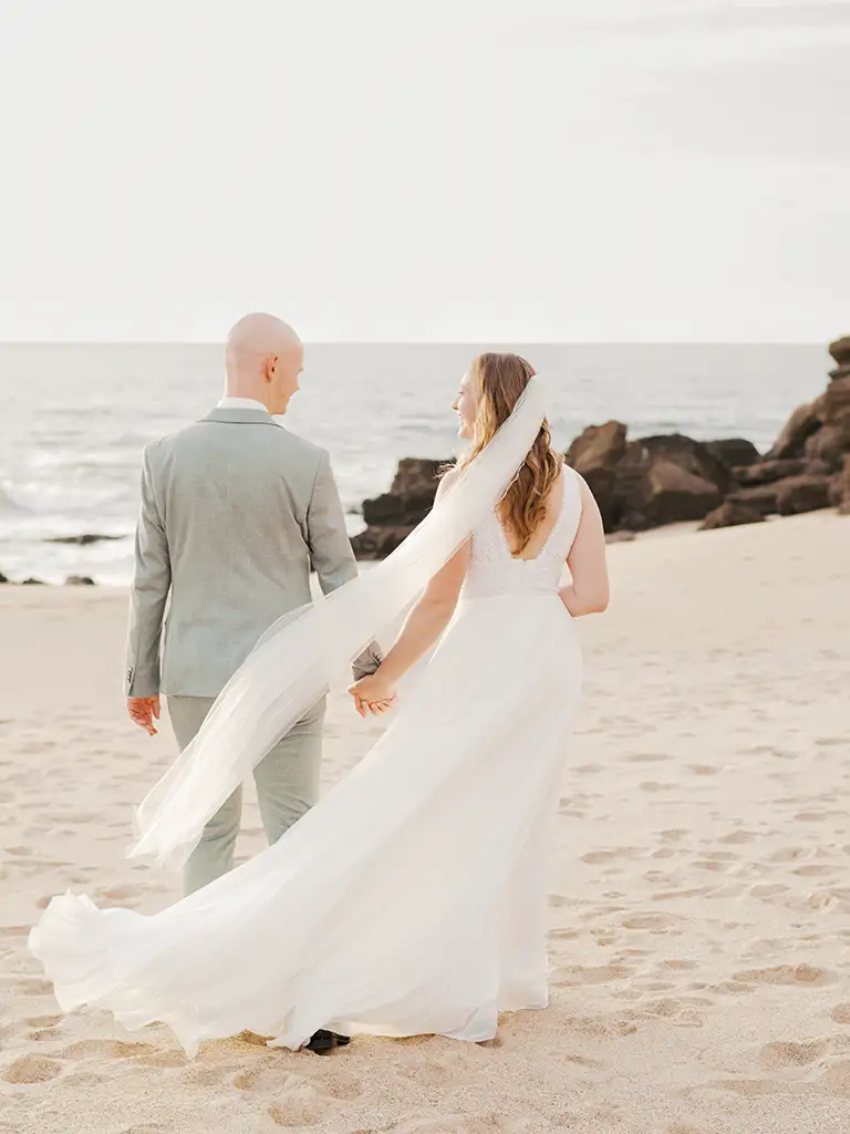 Cascais wedding photographer: bride and groom with a sea view in Estoril.